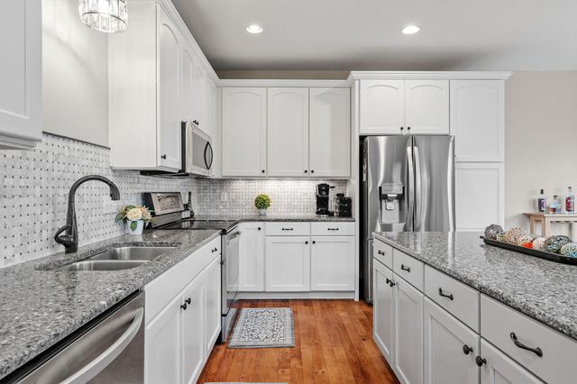 950 Drew Drive, Woodbury, MN 55129