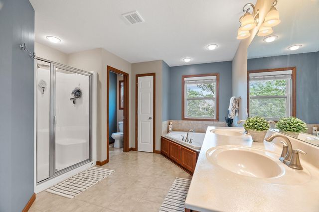 950 Drew Drive, Woodbury, MN 55129