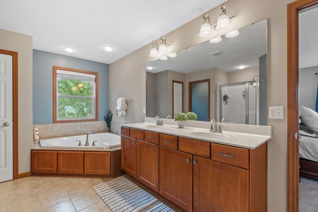950 Drew Drive, Woodbury, MN 55129