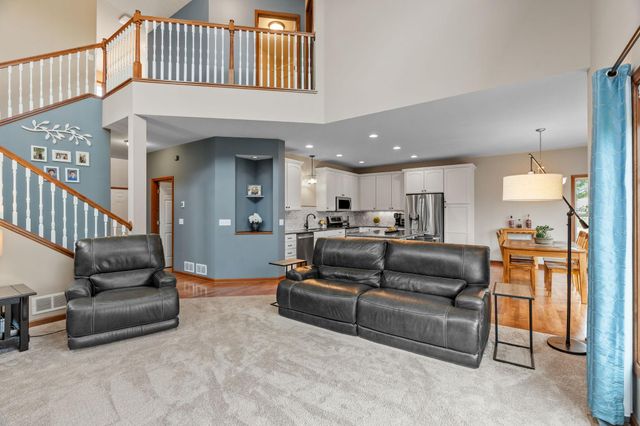 950 Drew Drive, Woodbury, MN 55129