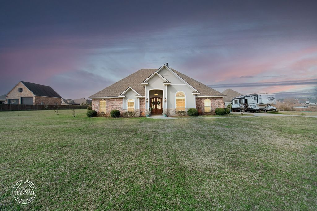 359 Hallmark Drive, Stonewall, LA 71078