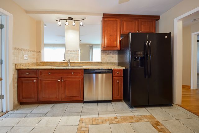 8999 Kennedy Drive 2B, Des Plaines, IL 60016