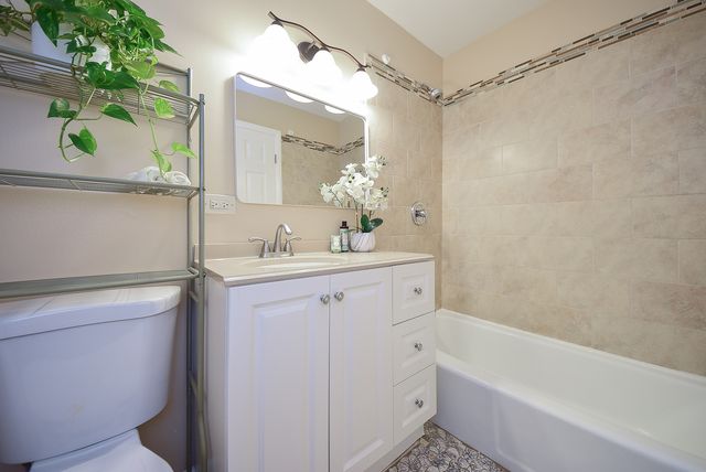8999 Kennedy Drive 2B, Des Plaines, IL 60016