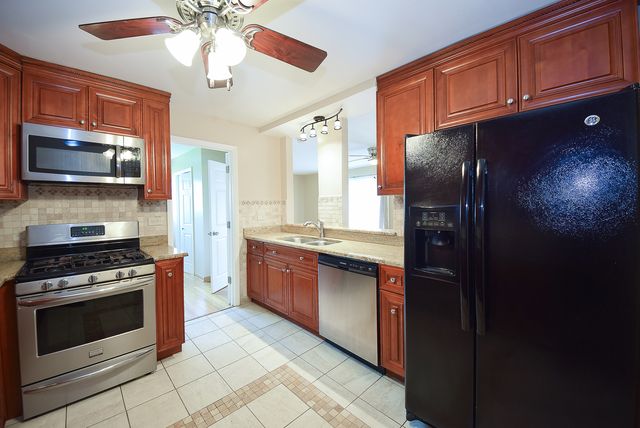 8999 Kennedy Drive 2B, Des Plaines, IL 60016