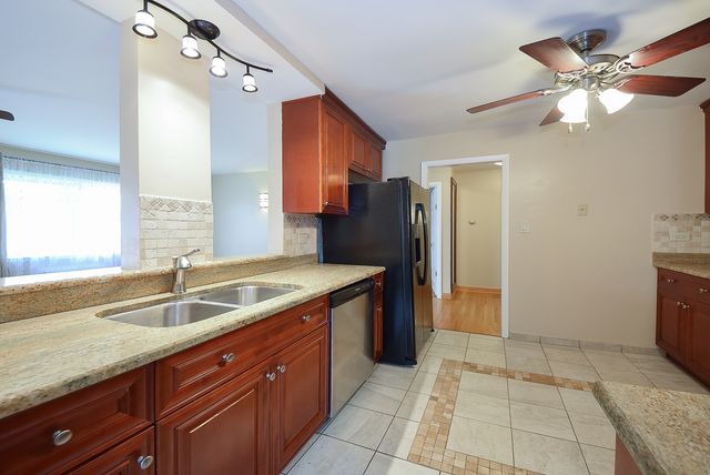 8999 Kennedy Drive 2B, Des Plaines, IL 60016