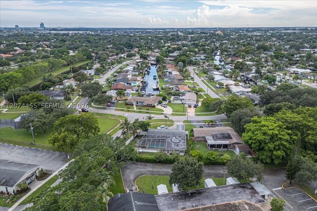 5561 SW 13th St, Plantation, FL 33317