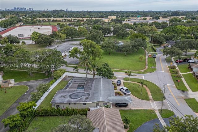 5561 SW 13th St, Plantation, FL 33317