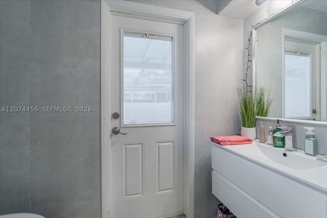 5561 SW 13th St, Plantation, FL 33317