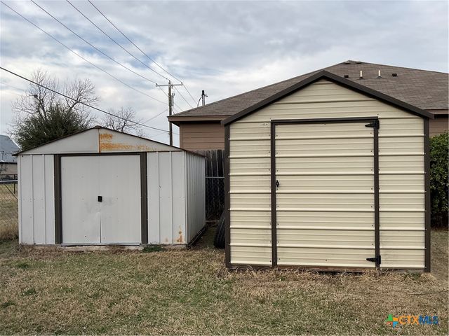 100 El Paso Street, Holland, TX 76534
