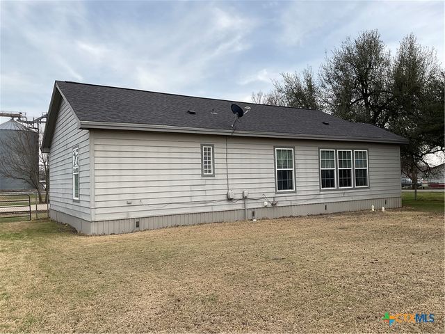 100 El Paso Street, Holland, TX 76534