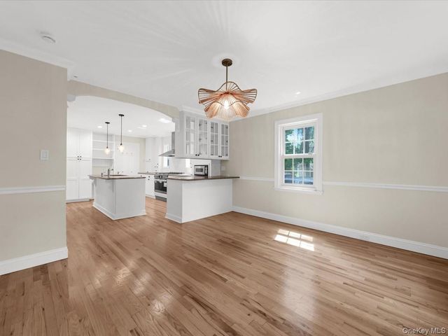178 Overlook Avenue, Great Neck, NY 11021