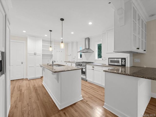 178 Overlook Avenue, Great Neck, NY 11021
