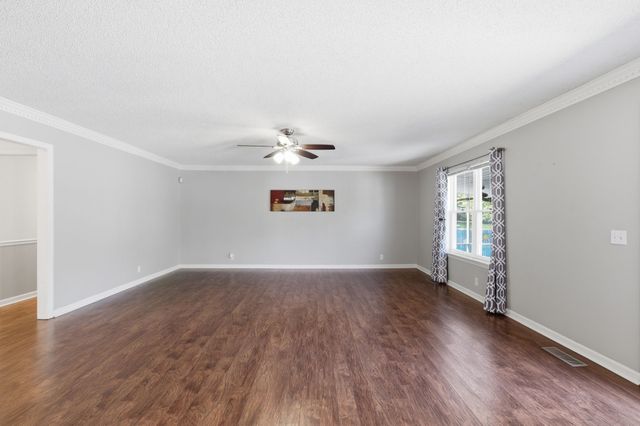835 S Broadway St, Portland, TN 37148