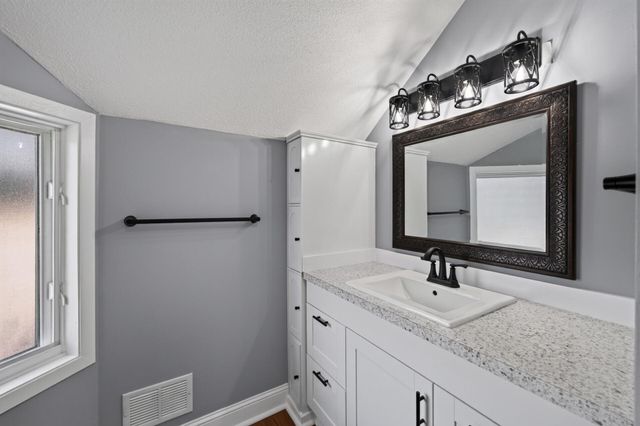 25 Stevens Street E, Saint Paul, MN 55107