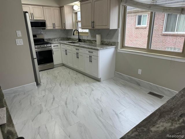 7176 N Gulley Road, Dearborn Heights, MI 48127