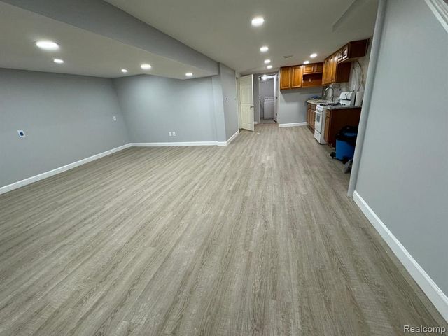 7176 N Gulley Road, Dearborn Heights, MI 48127