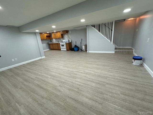 7176 N Gulley Road, Dearborn Heights, MI 48127