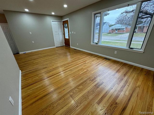 7176 N Gulley Road, Dearborn Heights, MI 48127