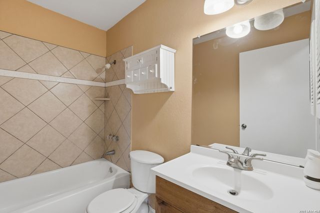 9050 Island View St, San Antonio, TX 78242