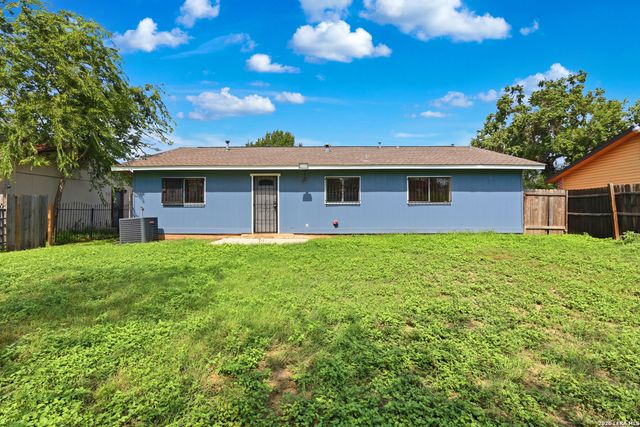 9050 Island View St, San Antonio, TX 78242