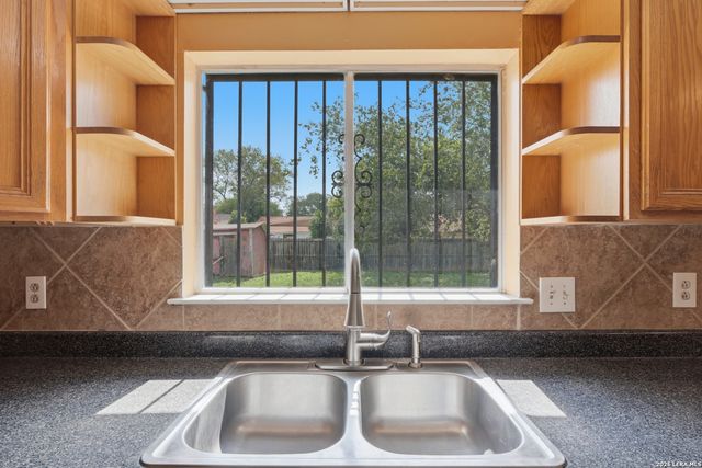 9050 Island View St, San Antonio, TX 78242