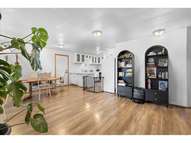 2305 7TH St, Tillamook, OR 97141