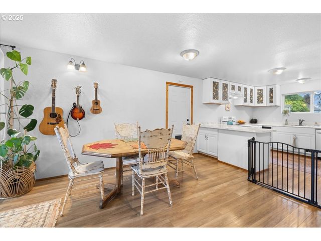 2305 7TH St, Tillamook, OR 97141