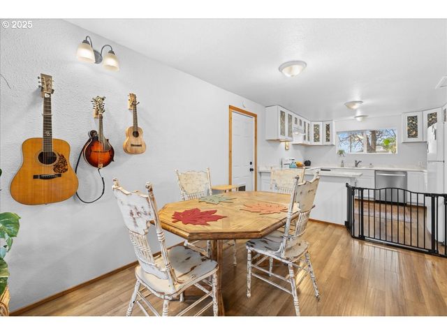 2305 7TH St, Tillamook, OR 97141