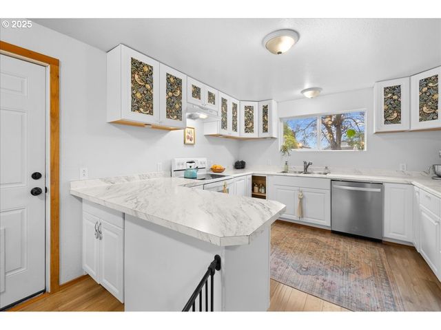 2305 7TH St, Tillamook, OR 97141