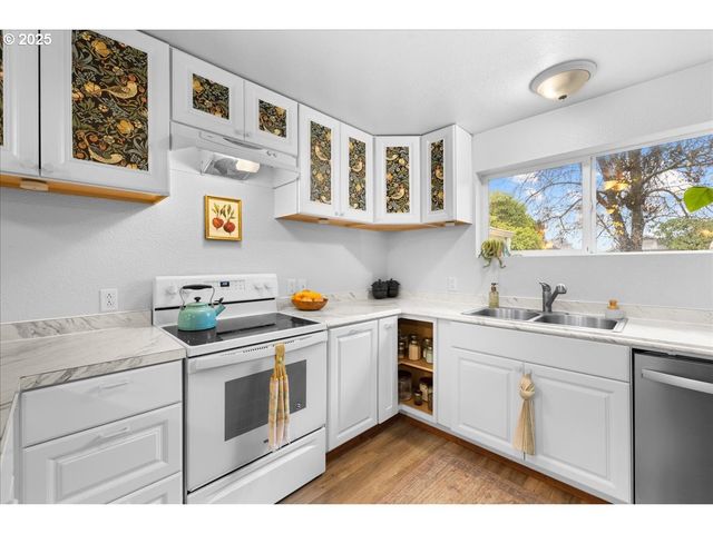 2305 7TH St, Tillamook, OR 97141