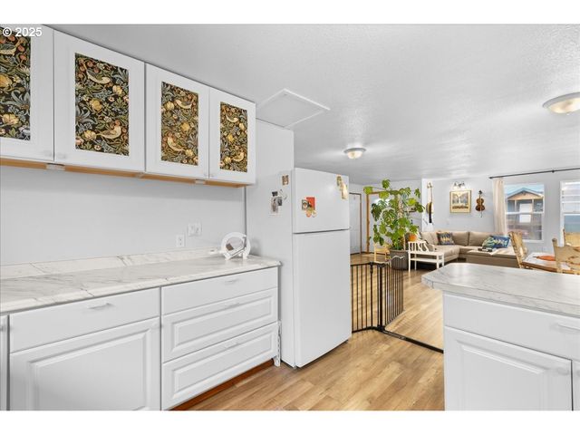 2305 7TH St, Tillamook, OR 97141