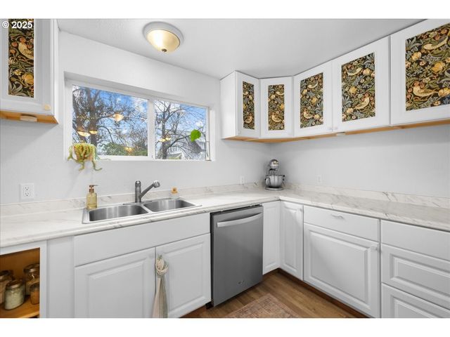 2305 7TH St, Tillamook, OR 97141