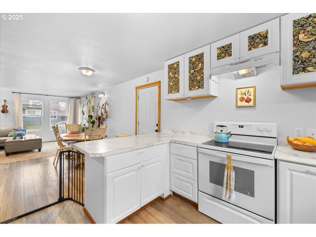 2305 7TH St, Tillamook, OR 97141