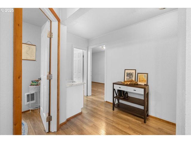 2305 7TH St, Tillamook, OR 97141