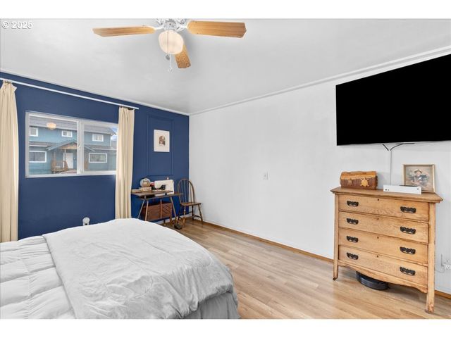 2305 7TH St, Tillamook, OR 97141