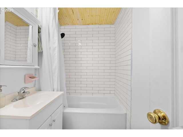 2305 7TH St, Tillamook, OR 97141