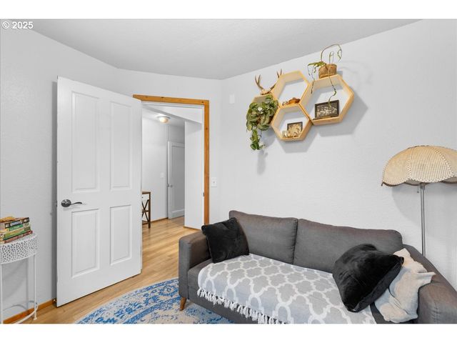 2305 7TH St, Tillamook, OR 97141