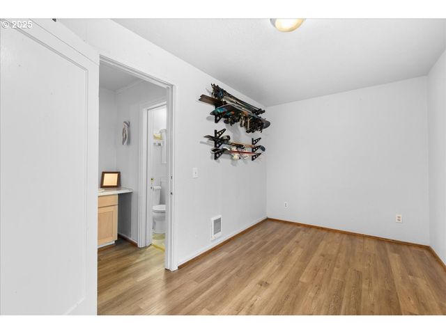 2305 7TH St, Tillamook, OR 97141