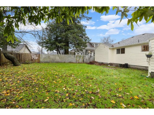 2305 7TH St, Tillamook, OR 97141