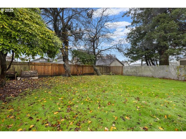 2305 7TH St, Tillamook, OR 97141