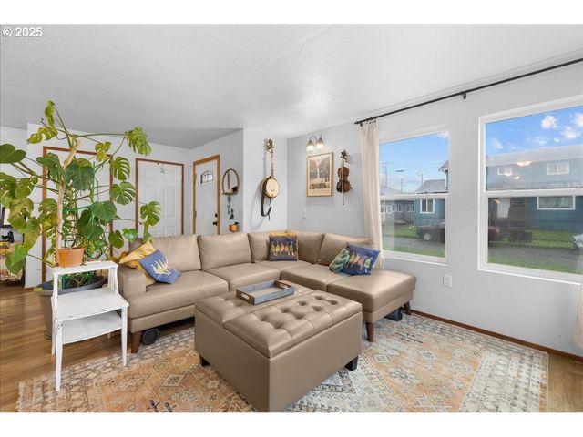 2305 7TH St, Tillamook, OR 97141