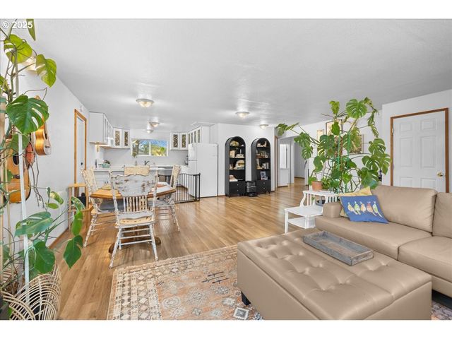 2305 7TH St, Tillamook, OR 97141