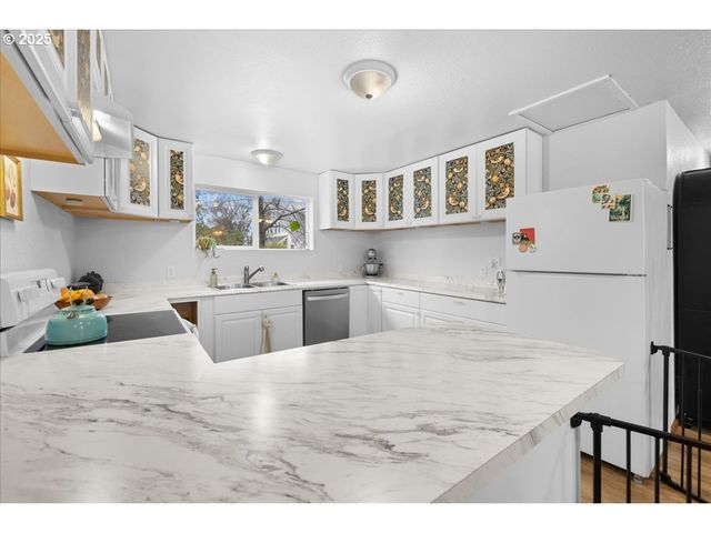 2305 7TH St, Tillamook, OR 97141