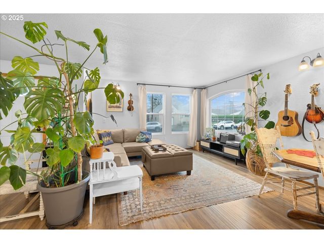 2305 7TH St, Tillamook, OR 97141