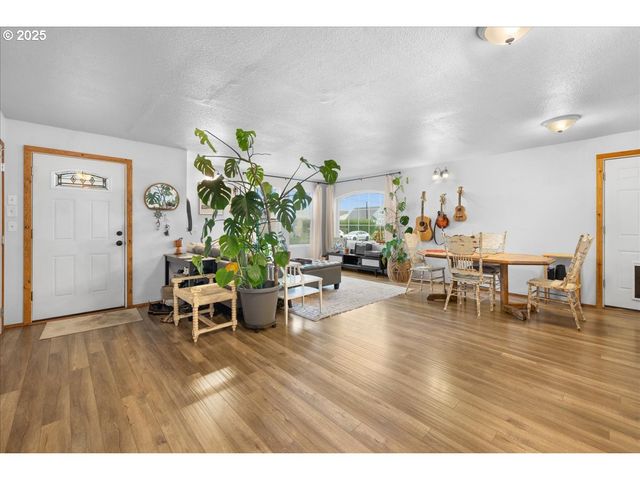 2305 7TH St, Tillamook, OR 97141