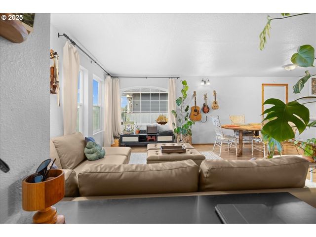 2305 7TH St, Tillamook, OR 97141