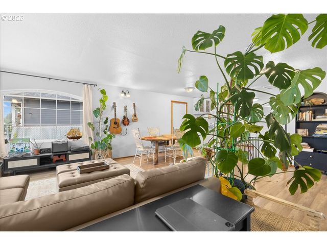 2305 7TH St, Tillamook, OR 97141