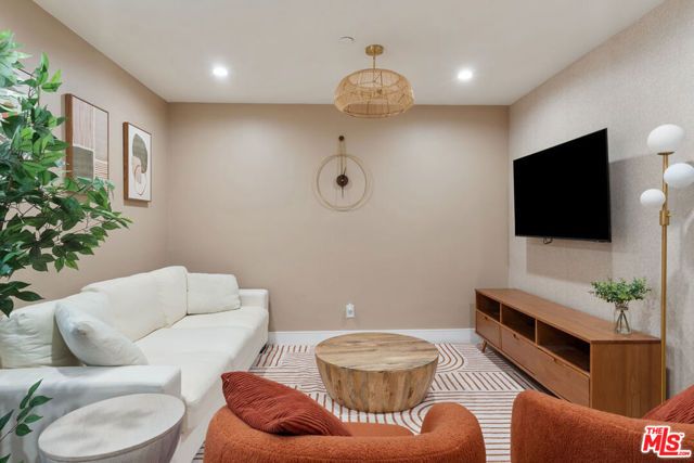 1341 N Mariposa Avenue, Los Angeles, CA 90027