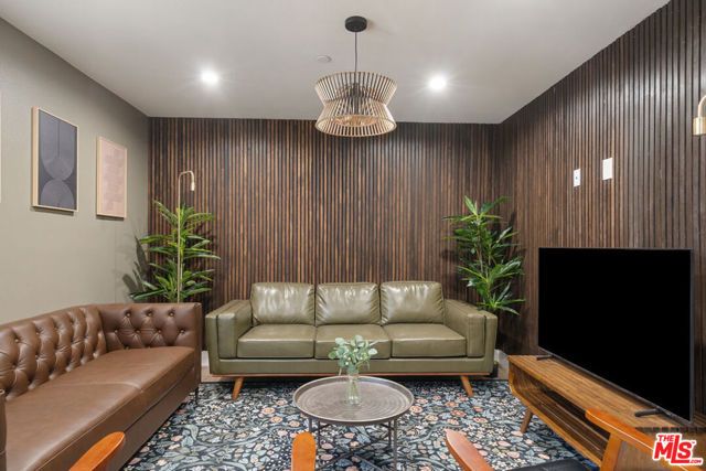 1341 N Mariposa Avenue, Los Angeles, CA 90027