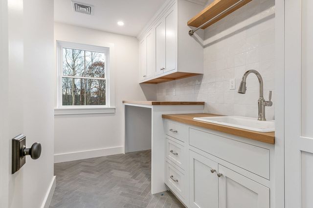 141 Dearborn Road, Greenland, NH 03840